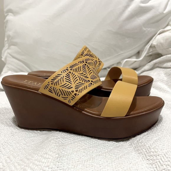 NWT Italian shoemakers, size 9 wedges - Picture 2 of 5